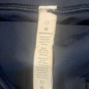 Lululemon navy cropped leggings excellent condition Activewear